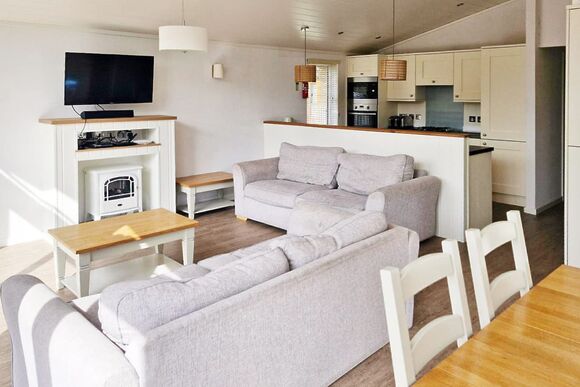 Superior 3 Bedroom Lodge, Sleeps 6. With parking, ensuite decking - Fallbarrow, Bowness-on-Windermere