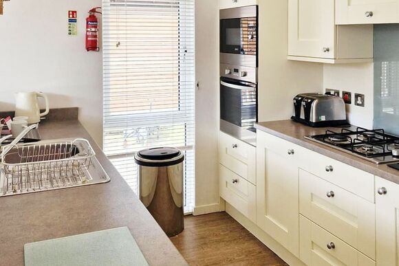 Superior 3 Bedroom Lodge, Sleeps 6. With parking, ensuite decking - Fallbarrow, Bowness-on-Windermere