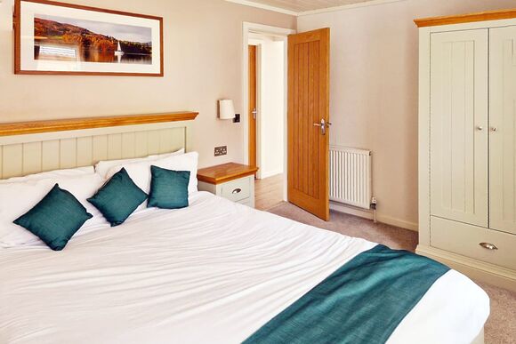 Superior 3 Bedroom Lodge, Sleeps 6. With parking, ensuite decking - Fallbarrow, Bowness-on-Windermere