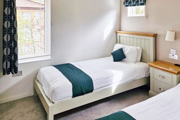 Superior 3 Bedroom Lodge, Sleeps 6. With parking, ensuite decking - Fallbarrow, Bowness-on-Windermere