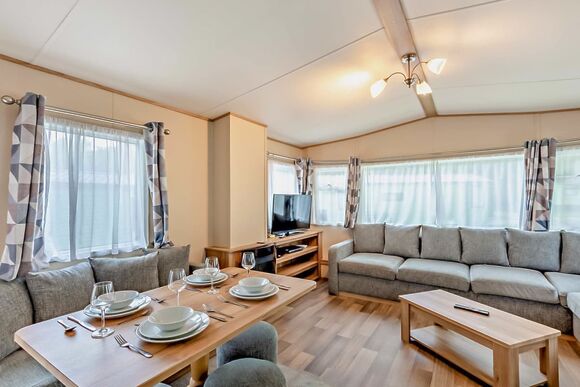 Gold Caravan with parking, decking & lake view - Fallbarrow, Bowness-on-Windermere