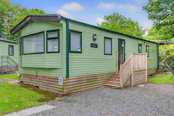 Gold Caravan with parking, decking & lake view - Fallbarrow, Bowness-on-Windermere