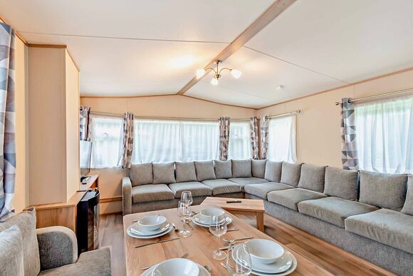 Gold Caravan with parking, decking & lake view - Fallbarrow, Bowness-on-Windermere