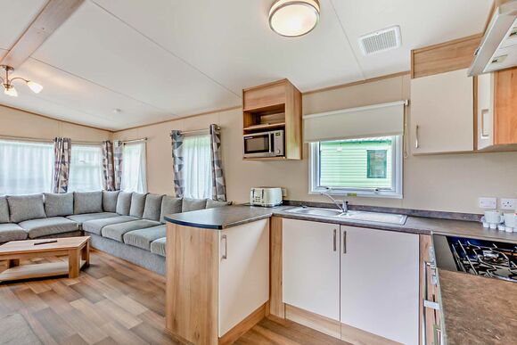 Gold Caravan with parking, decking & lake view - Fallbarrow, Bowness-on-Windermere