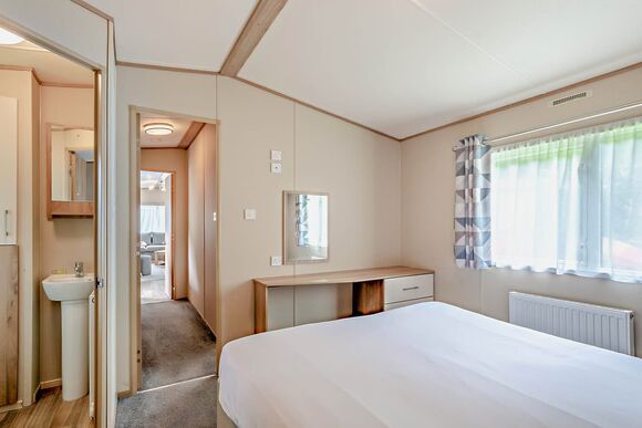 Gold Caravan with parking, decking & lake view - Fallbarrow, Bowness-on-Windermere