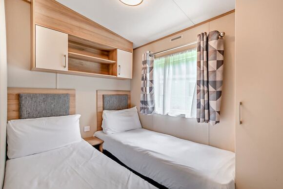 Gold Caravan with parking, decking & lake view - Fallbarrow, Bowness-on-Windermere