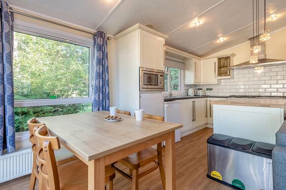 Superior, Slps 4. Parking. Ensuite, deck, hot tub P - Fallbarrow, Bowness-on-Windermere