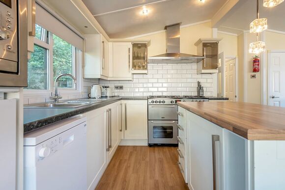 Superior, Slps 4. Parking. Ensuite, deck, hot tub P - Fallbarrow, Bowness-on-Windermere