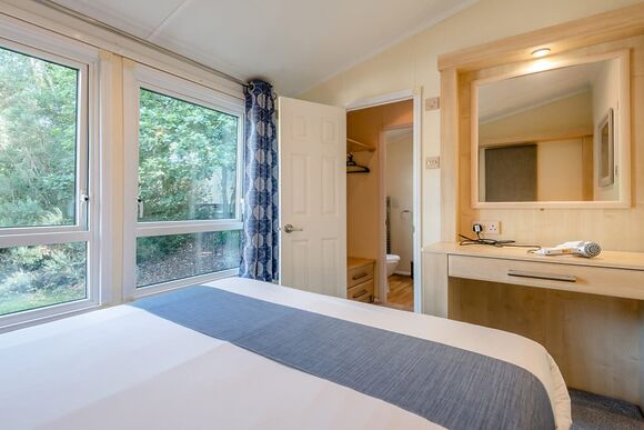 Superior, Slps 4. Parking. Ensuite, deck, hot tub P - Fallbarrow, Bowness-on-Windermere