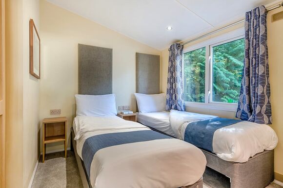 Superior, Slps 4. Parking. Ensuite, deck, hot tub P - Fallbarrow, Bowness-on-Windermere