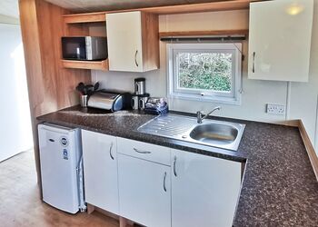 Gold Plus 3 No Pets Sleeps 6  Hot Tub - Perran Heights Holiday Park, Penhallow