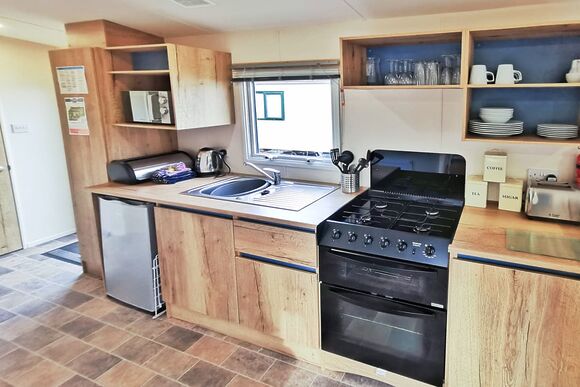 Gold Plus 3 No Pets Sleeps 6  Hot Tub - Perran Heights Holiday Park, Penhallow