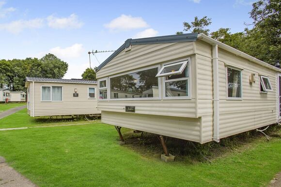 Silver Caravan with parking 6 - Kessingland Beach, Lowestoft