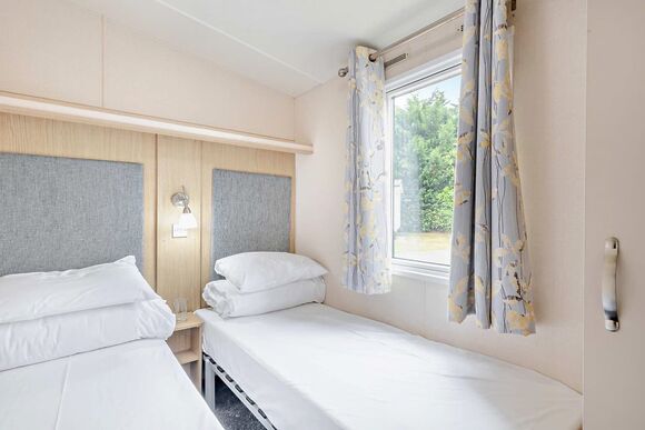 Gold 3 Bedroom Caravan, Sleeps 8. Parking, ensuite and decking. - Kessingland Beach, Lowestoft