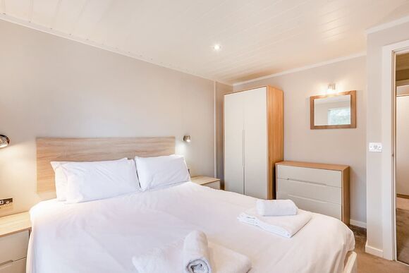 Superior Lodge ensuite and decking. - Landguard, Shanklin