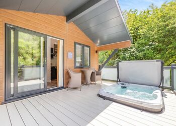 Draig Premier - Plas Isaf Lodge Retreat, Caerwys 