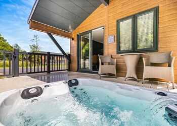 Draig Premier - Plas Isaf Lodge Retreat, Caerwys 