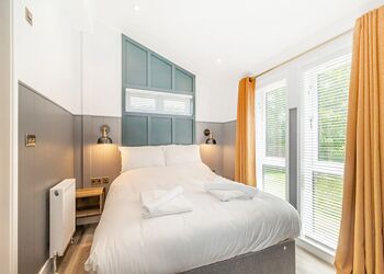 Draig Premier - Plas Isaf Lodge Retreat, Caerwys 