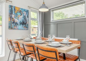 Gwynedd Premier - Plas Isaf Lodge Retreat, Caerwys 