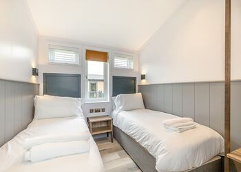 Rhodri Premier - Plas Isaf Lodge Retreat, Caerwys 