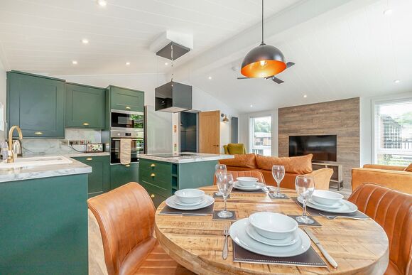 Llywelyn - Plas Isaf Lodge Retreat, Caerwys 