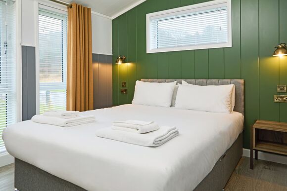 Llywelyn - Plas Isaf Lodge Retreat, Caerwys 