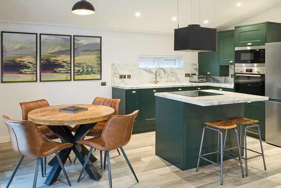 Llywelyn Premier - Plas Isaf Lodge Retreat, Caerwys 