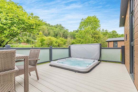 Llywelyn Premier - Plas Isaf Lodge Retreat, Caerwys 