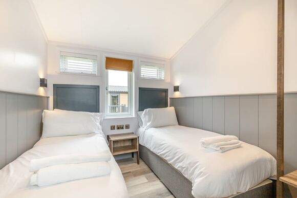 Rhodri Premier - Plas Isaf Lodge Retreat, Caerwys 