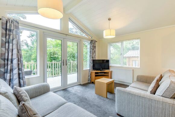Superior 3 Bedroom Lodge Sleeps 6. Parking, ensuite, deck, hot tub P - Limefitt Park, Windermere, Cumbria