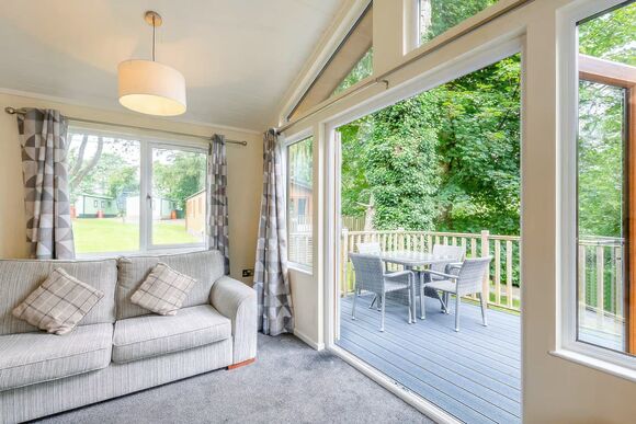 Superior 3 Bedroom Lodge Sleeps 6. Parking, ensuite, deck, hot tub P - Limefitt Park, Windermere, Cumbria