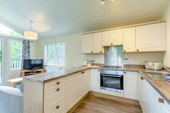 Superior 3 Bedroom Lodge Sleeps 6. Parking, ensuite, deck, hot tub P - Limefitt Park, Windermere, Cumbria