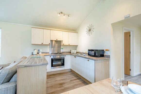 Superior 3 Bedroom Lodge Sleeps 6. Parking, ensuite, deck, hot tub P - Limefitt Park, Windermere, Cumbria