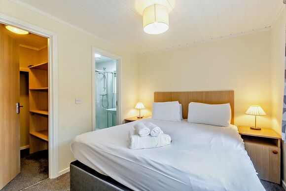 Superior 3 Bedroom Lodge Sleeps 6. Parking, ensuite, deck, hot tub P - Limefitt Park, Windermere, Cumbria