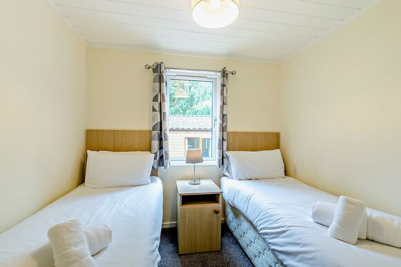 Superior 3 Bedroom Lodge Sleeps 6. Parking, ensuite, deck, hot tub P - Limefitt Park, Windermere, Cumbria