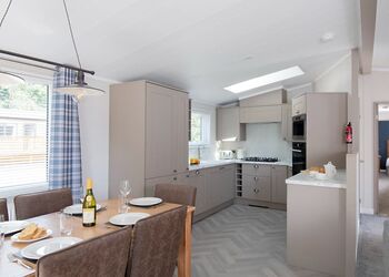 Deluxe Lodge, parking, ensuite, decking & hot tub - Lower Hyde, Shanklin