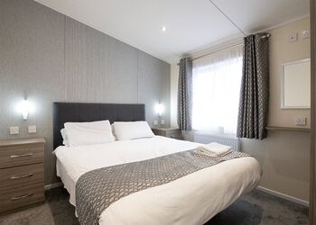 Deluxe Lodge, parking, ensuite, decking & hot tub - Lower Hyde, Shanklin