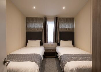 Deluxe Lodge, parking, ensuite, decking & hot tub - Lower Hyde, Shanklin