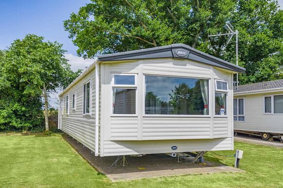 Gold Caravan, Sleeps 5 Accessible. With dedicated parking and decking. - Lower Hyde, Shanklin
