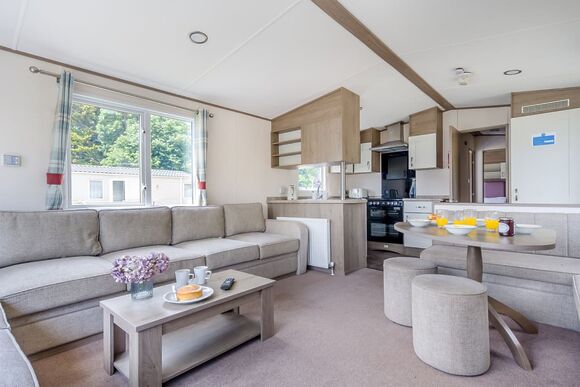 Gold Caravan, Sleeps 5 Accessible. With dedicated parking and decking. - Lower Hyde, Shanklin
