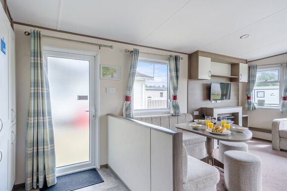 Gold Caravan, Sleeps 5 Accessible. With dedicated parking and decking. - Lower Hyde, Shanklin