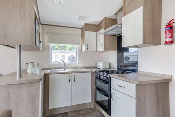 Gold Caravan, Sleeps 5 Accessible. With dedicated parking and decking. - Lower Hyde, Shanklin