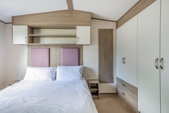 Gold Caravan, Sleeps 5 Accessible. With dedicated parking and decking. - Lower Hyde, Shanklin