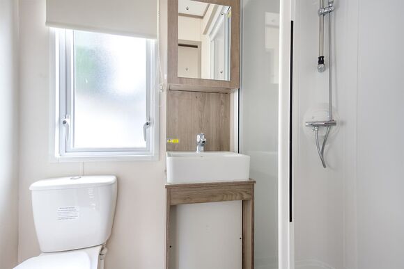 Gold Caravan, Sleeps 5 Accessible. With dedicated parking and decking. - Lower Hyde, Shanklin