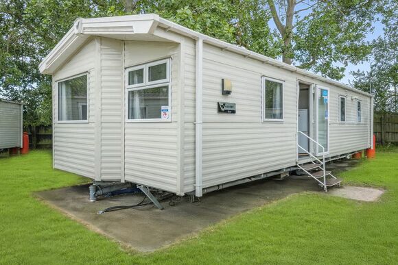 Silver 3 Bedroom Caravan, Sleeps 8. With decking - Lower Hyde, Shanklin