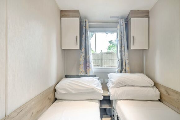 Silver 3 Bedroom Caravan, Sleeps 8. With decking - Lower Hyde, Shanklin