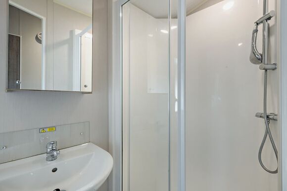 Silver 3 Bedroom Caravan, Sleeps 8. With decking - Lower Hyde, Shanklin