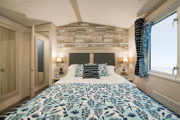 Bronze Premium Caravan, Sleeps 6. With dedicated parking and decking P - Manor Park, Hunstanton