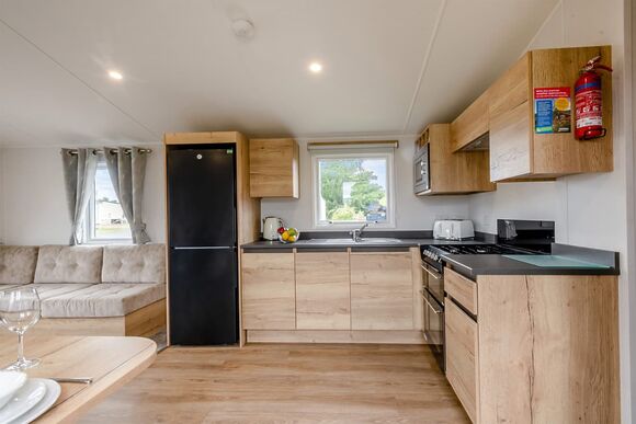 Silver 2 Bedroom Caravan, Sleeps 6. With decking. - Manor Park, Hunstanton