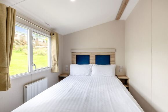 Silver Caravan with decking P, Silver Caravan with decking - Naze Marine, Walton-on-the-Naze 